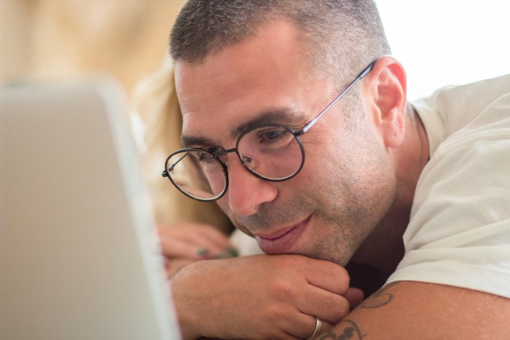 Jak kupić okulary korekcyjne przez internet? Praktyczny przewodnik