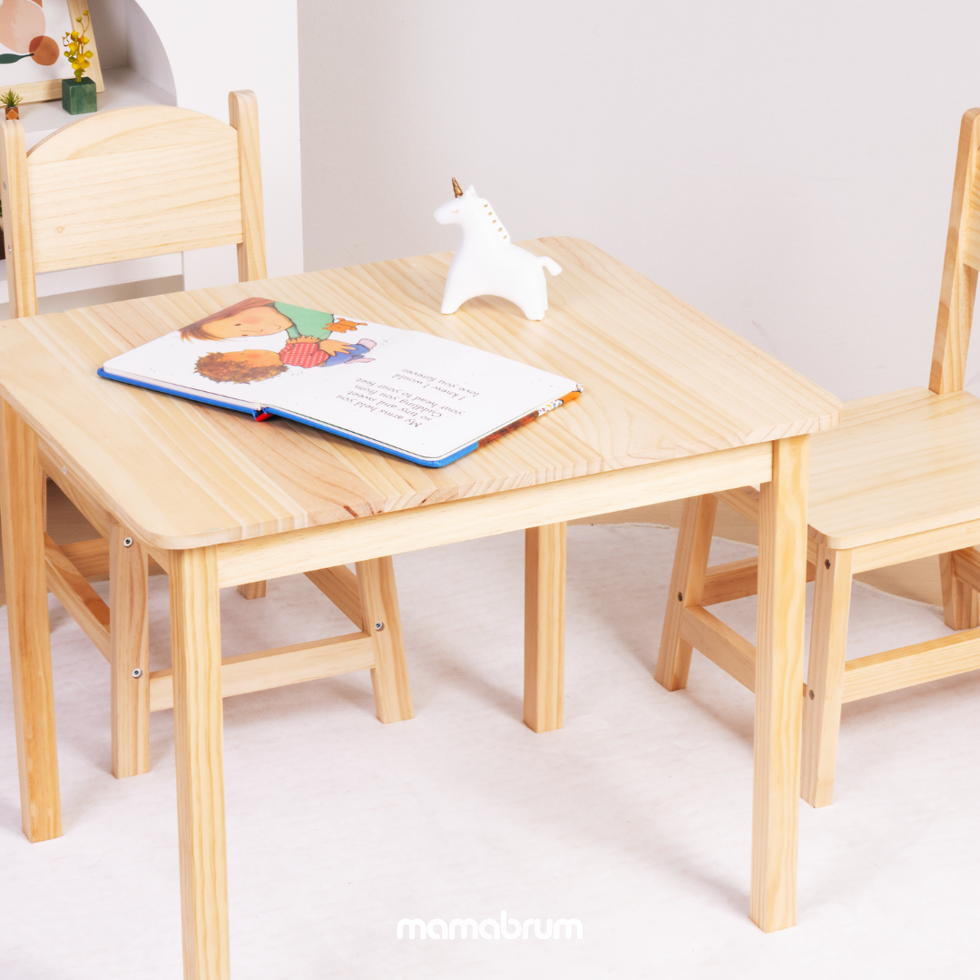 Zasoby dotyczące bezpieczeństwa i produktów Drewniany stolik i 2 krzesełka - zestaw dla dzieci