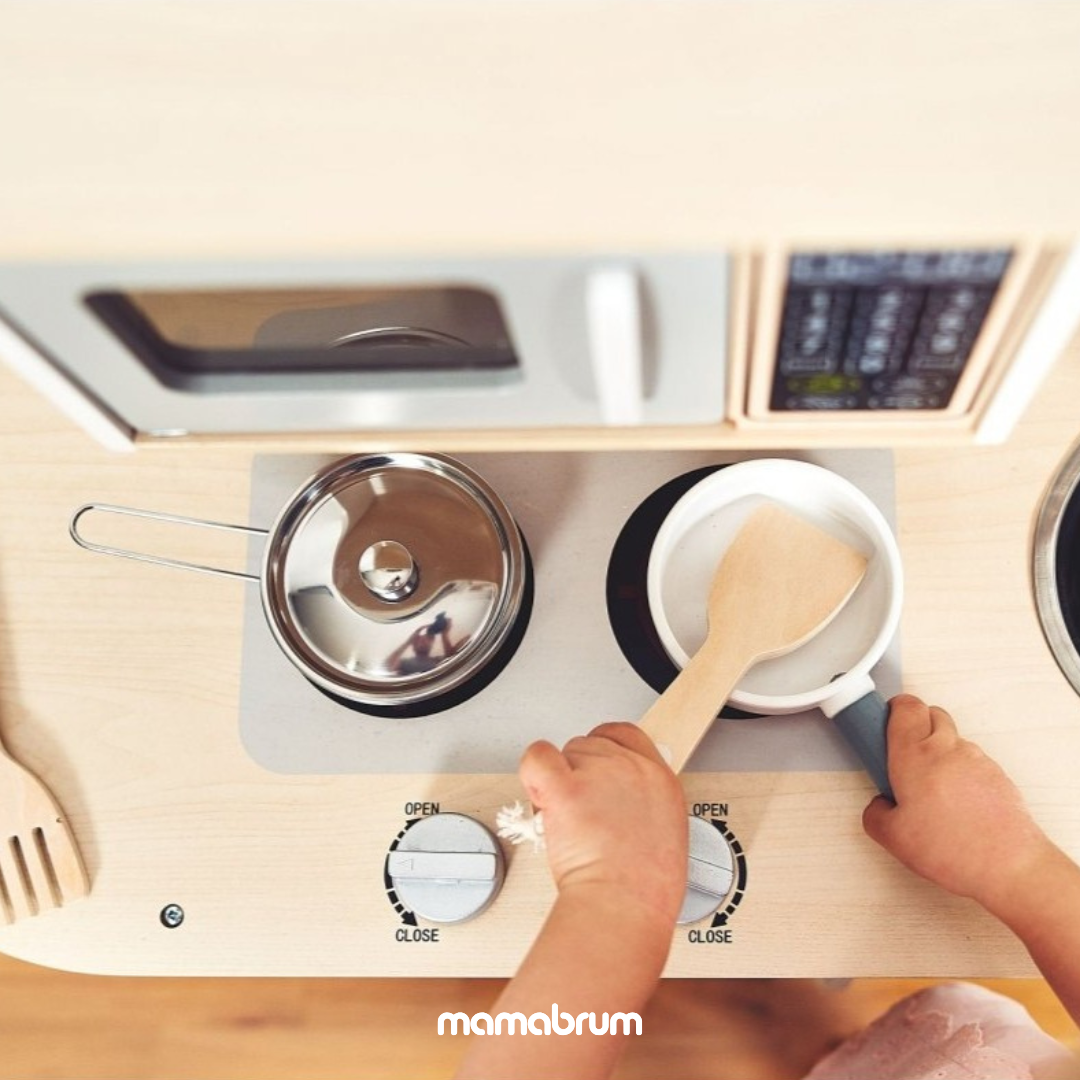 Biała drewniana kuchnia z fartuszkiem, akcesoriami i lampą LED