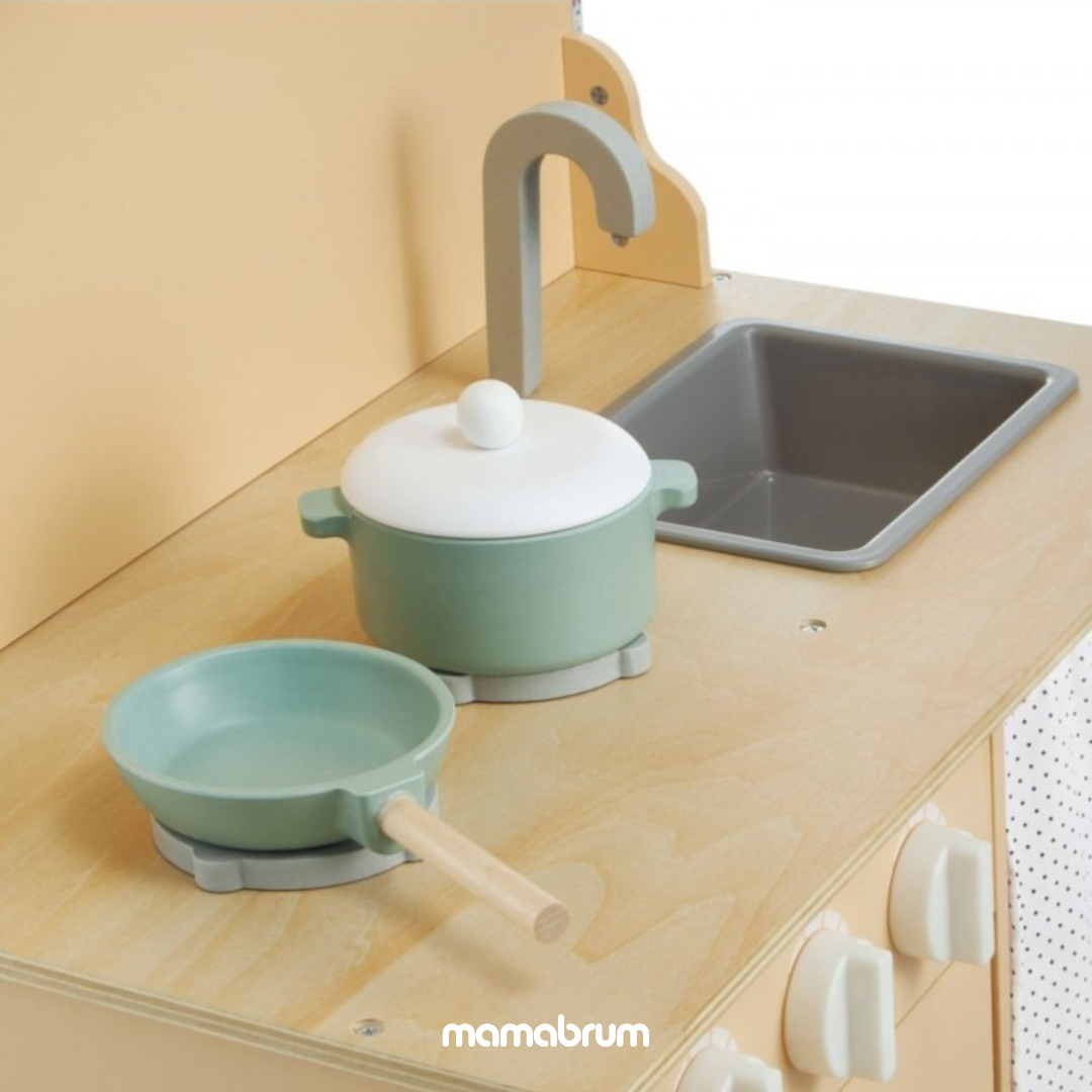 Drewniana narożna kuchnia XXXL z lodówką, piekarnikiem, pralką, fartuszkiem i akcesoriami