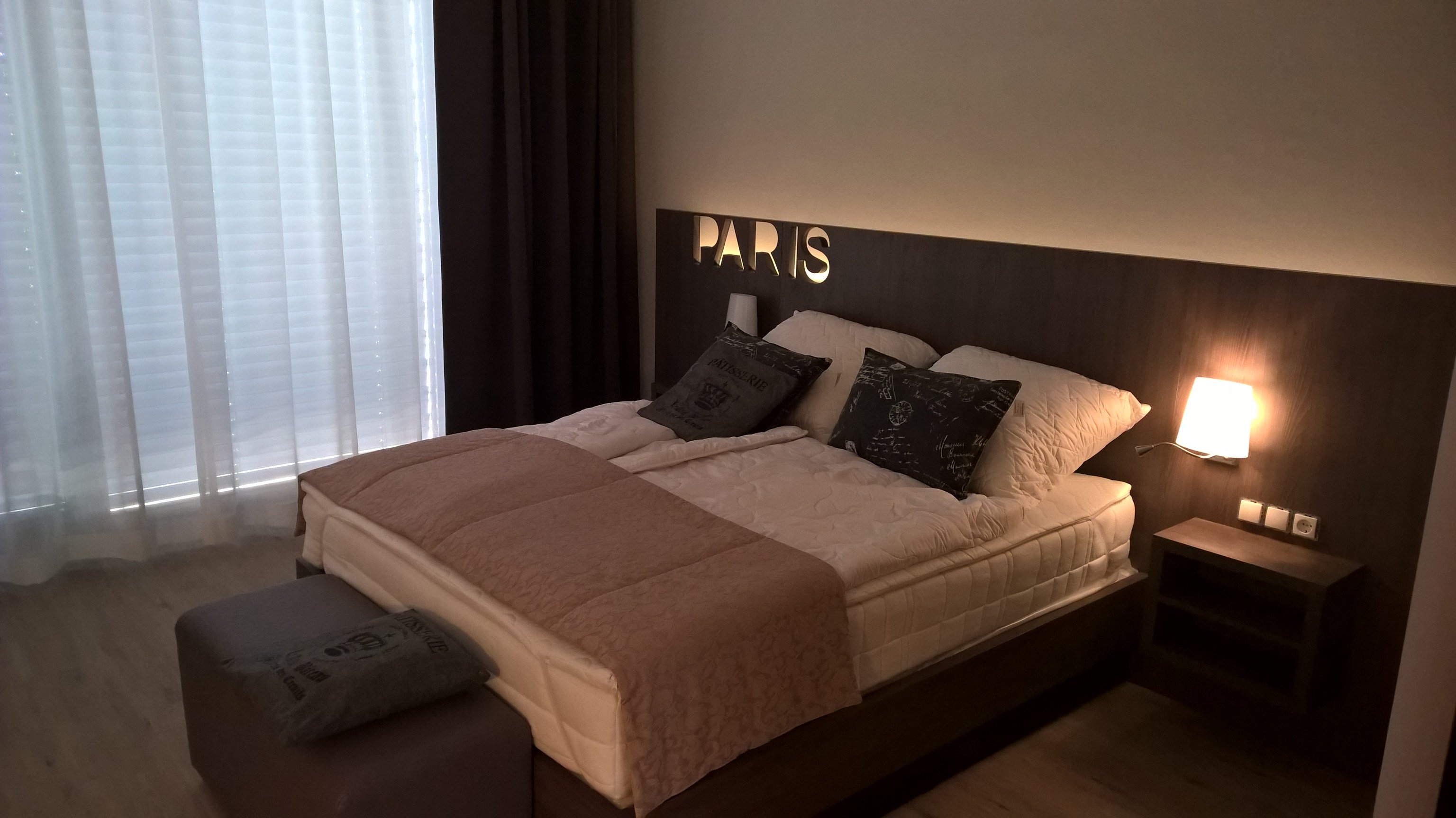 Łóżko hotelowe z oświetleniem LED