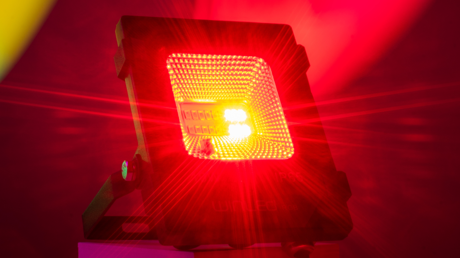 Porównanie: lampy solarne z czujnikiem ruchu czy zwykłe lampy - co lepiej się sprawdzi?