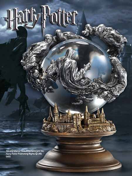 Zdjęcie przedstawia kryształową kulę z motywem dementorów z Harrego Pottera