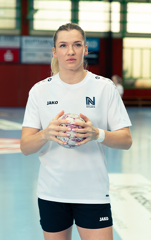 Zawodniczka handballu w koszulce JAKO ONE