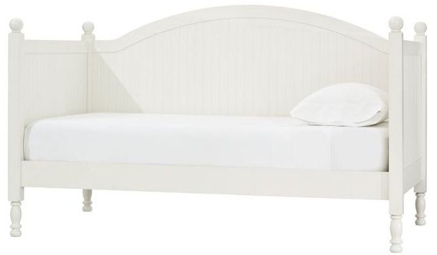 Białe łóżko na toczonych nogach