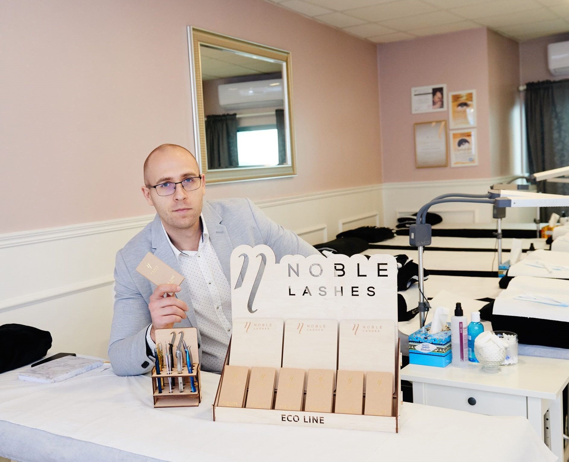 Paweł Wojciechowski właściciel Noble Lashes, przedłużanie rzęs