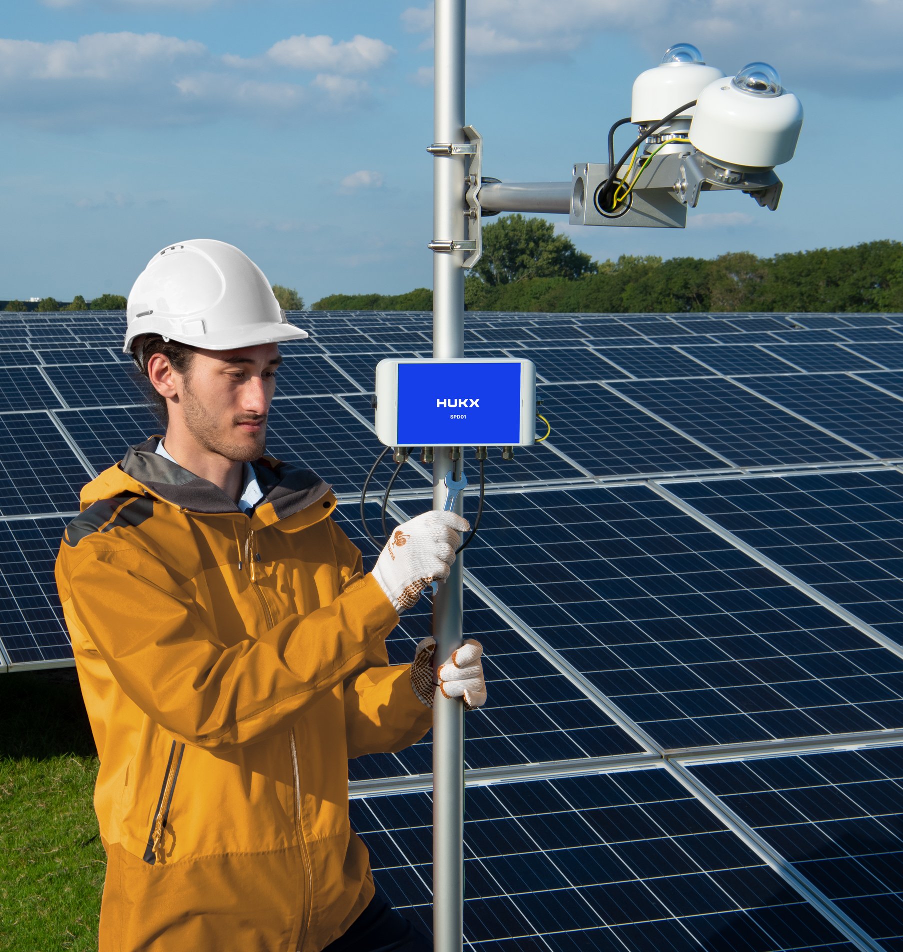 Moduł ochrony przepięciowej Hukx SPD01 montowany blisko pyranometru w instalacji PV