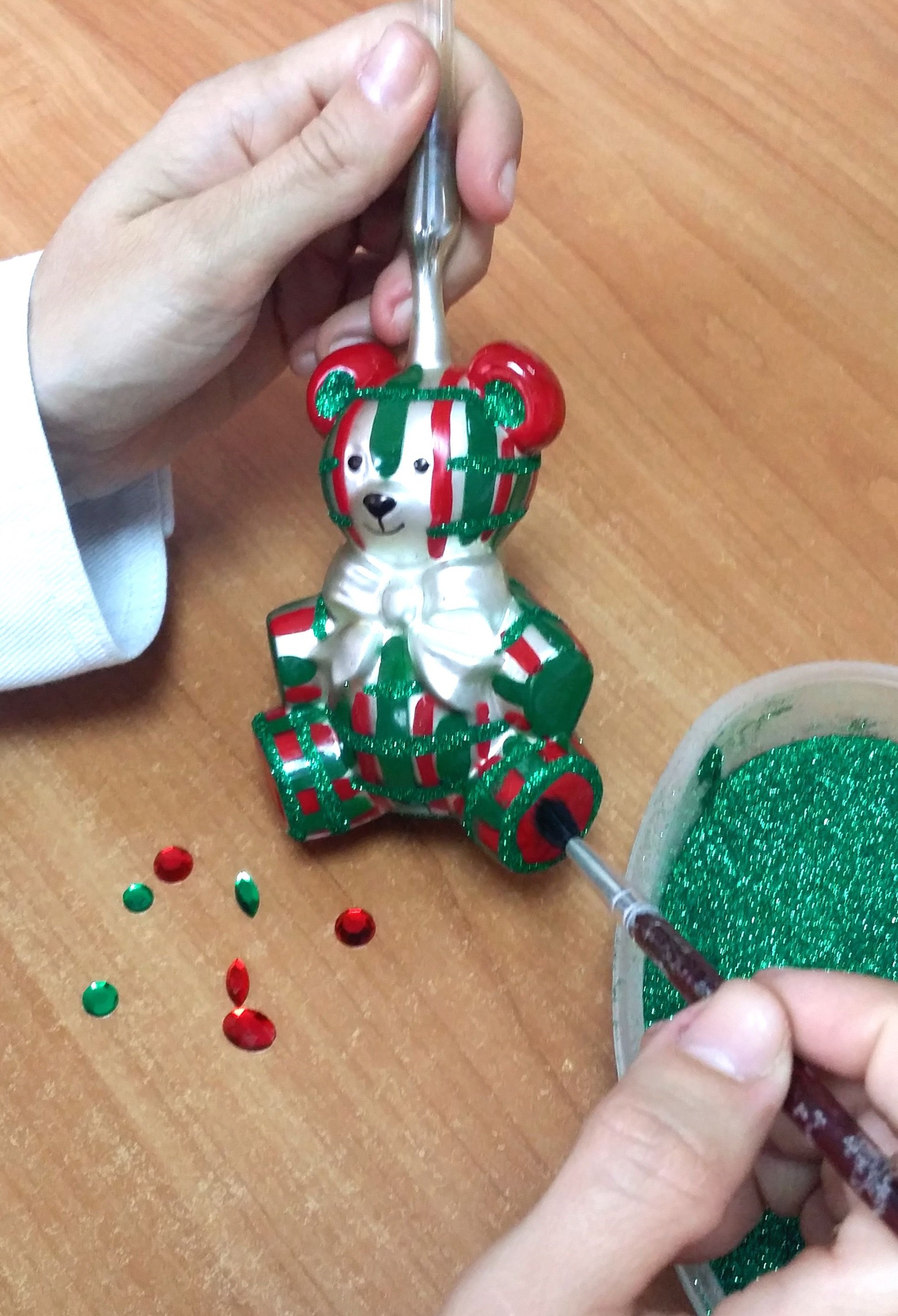 Weihnachtskugeln dekorieren