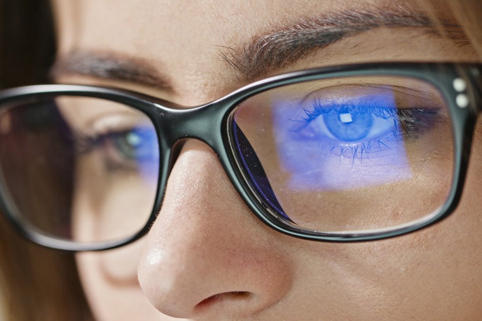 Niebieski filtr w okularach