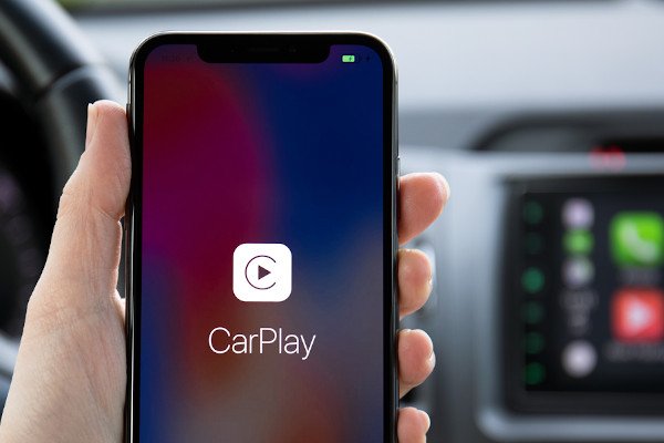 Apple CarPlay - jak włączyć i jak korzystać z tej usługi?