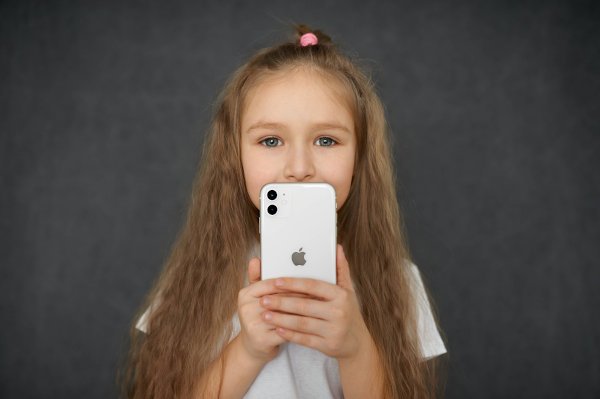 Jaki iPhone dla dziecka wybrać? Ranking smartfonów od Apple