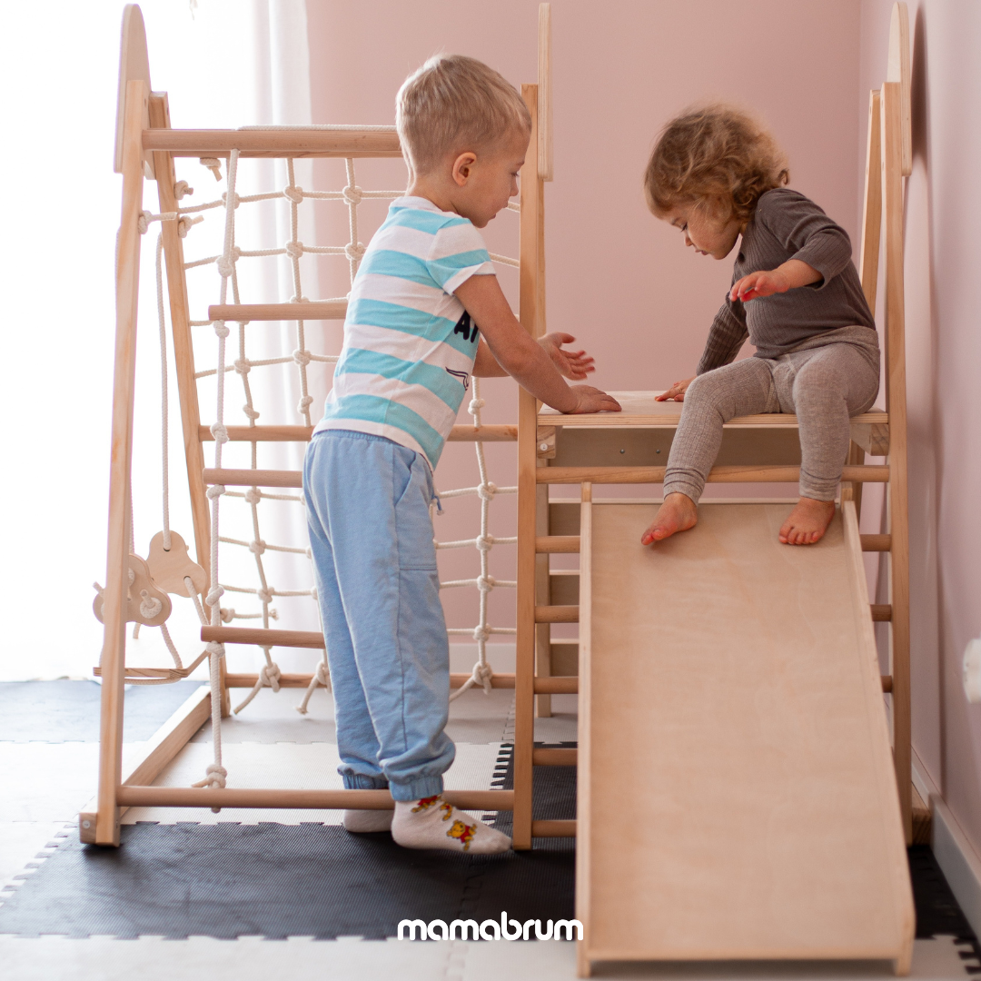 Drewniany domowy plac zabaw