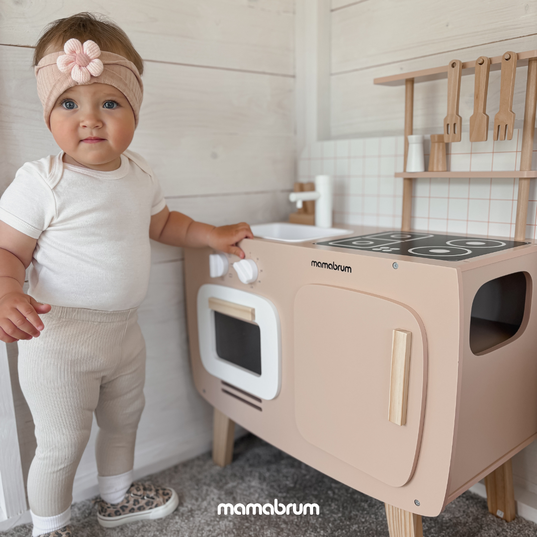 Drewniana kuchnia retro z fartuszkiem i akcesoriami