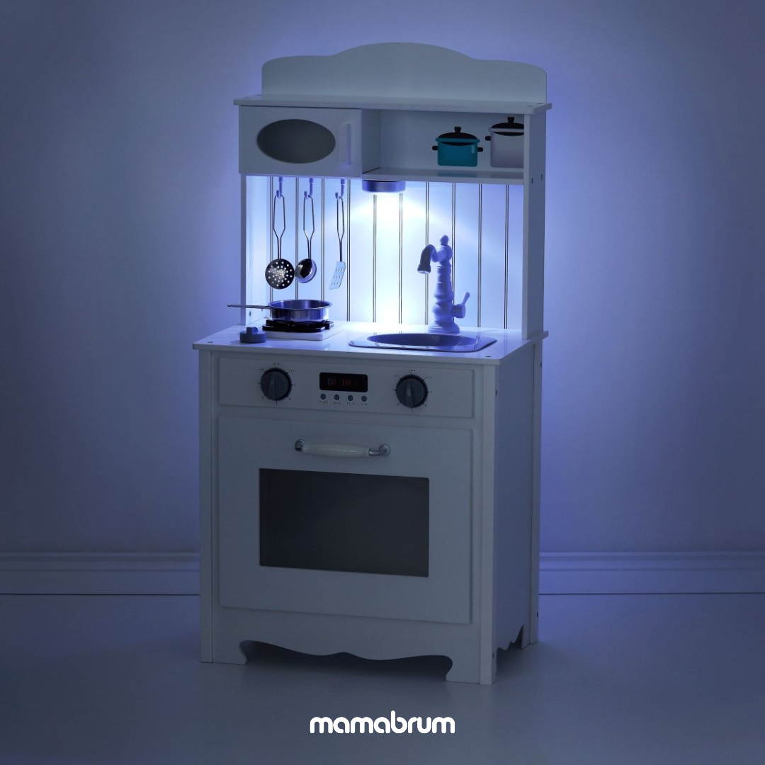 Biała drewniana kuchnia z fartuszkiem, akcesoriami i lampą LED