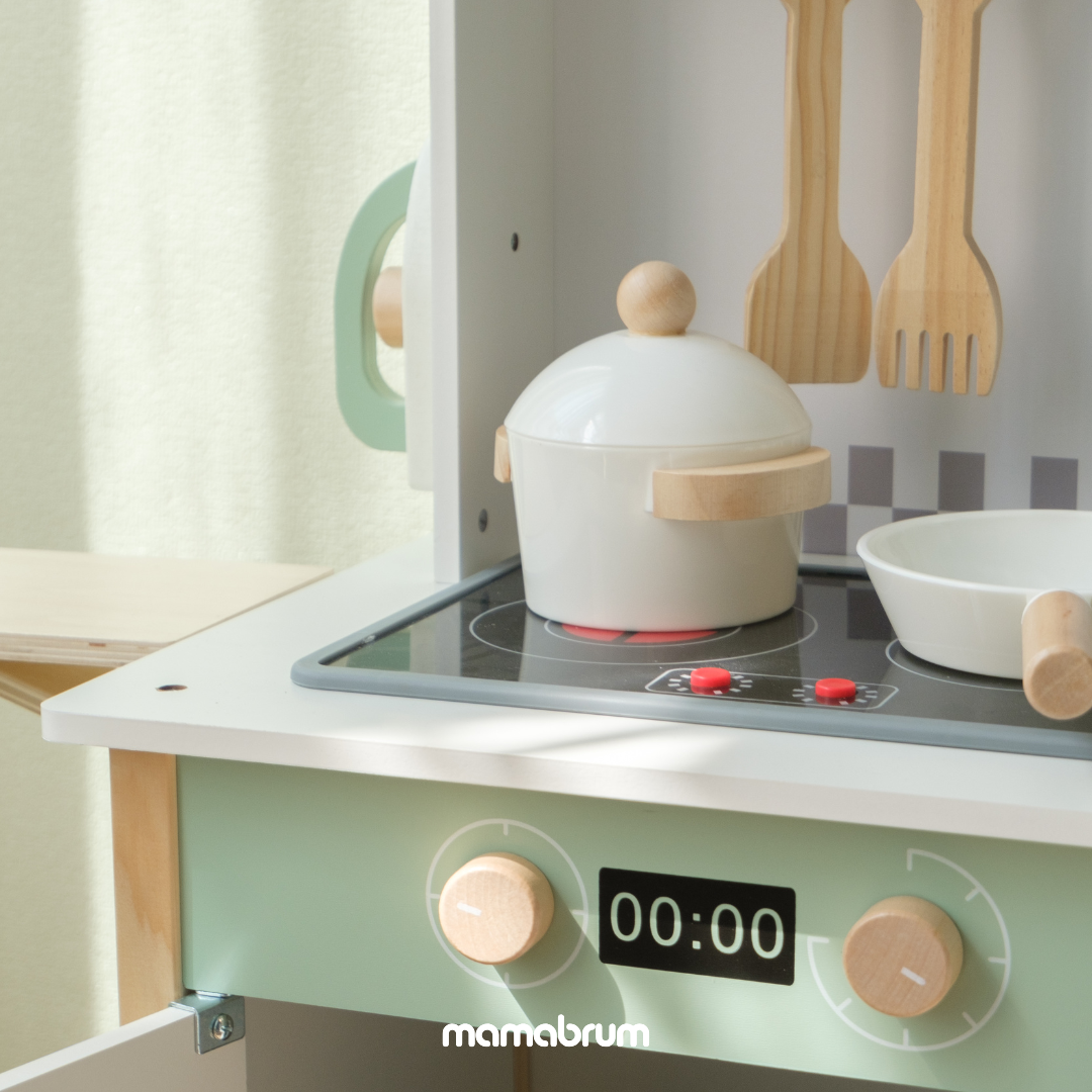 Interaktywna kuchnia z pralką, zmywarką i tablicą kredową