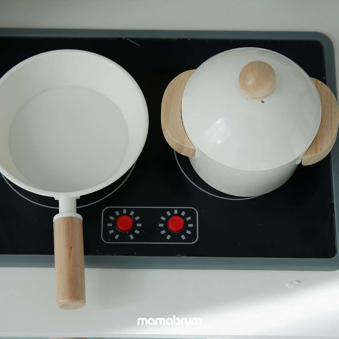 Biała drewniana kuchnia z fartuszkiem, akcesoriami i lampą LED