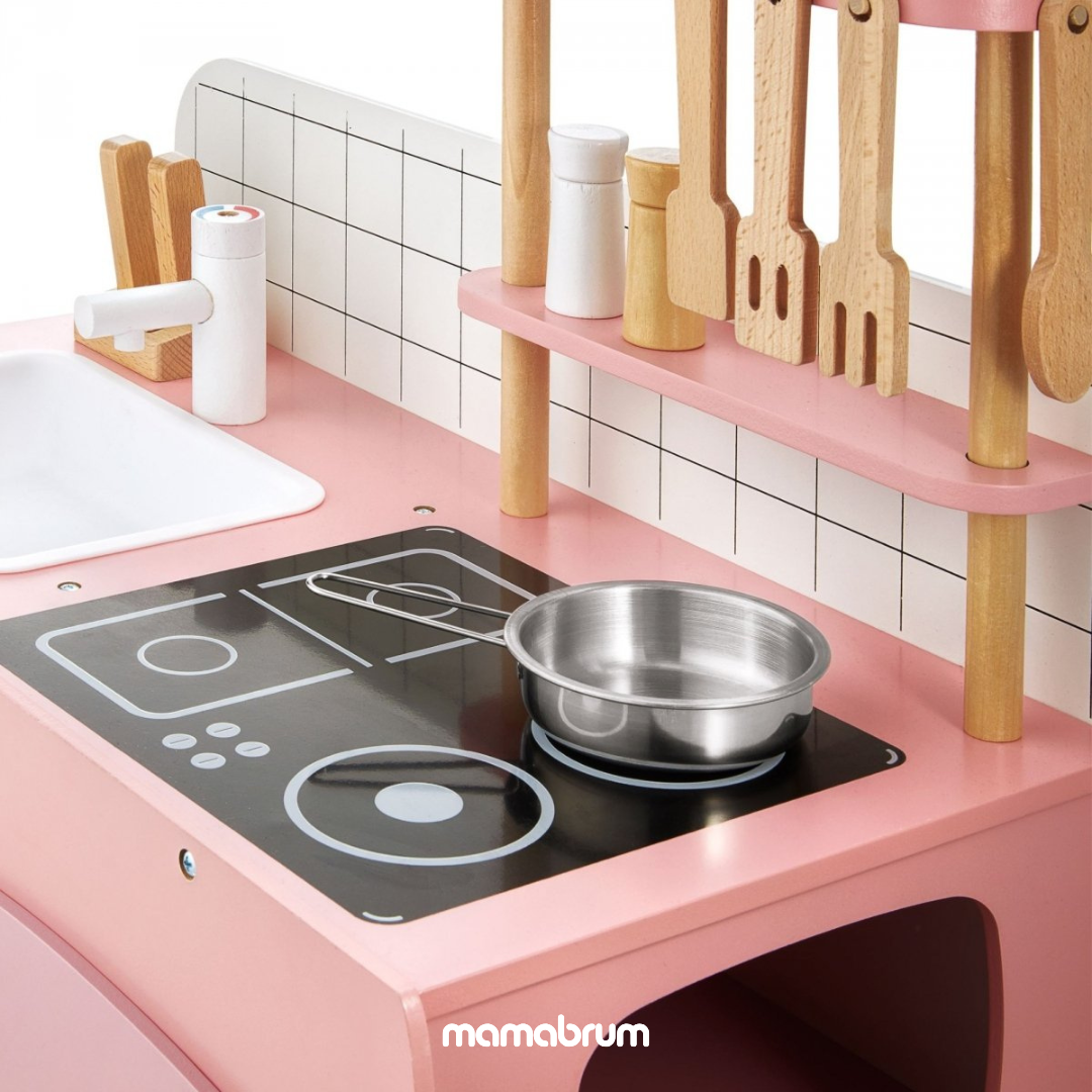 Interaktywna kuchnia z pralką, zmywarką i tablicą kredową