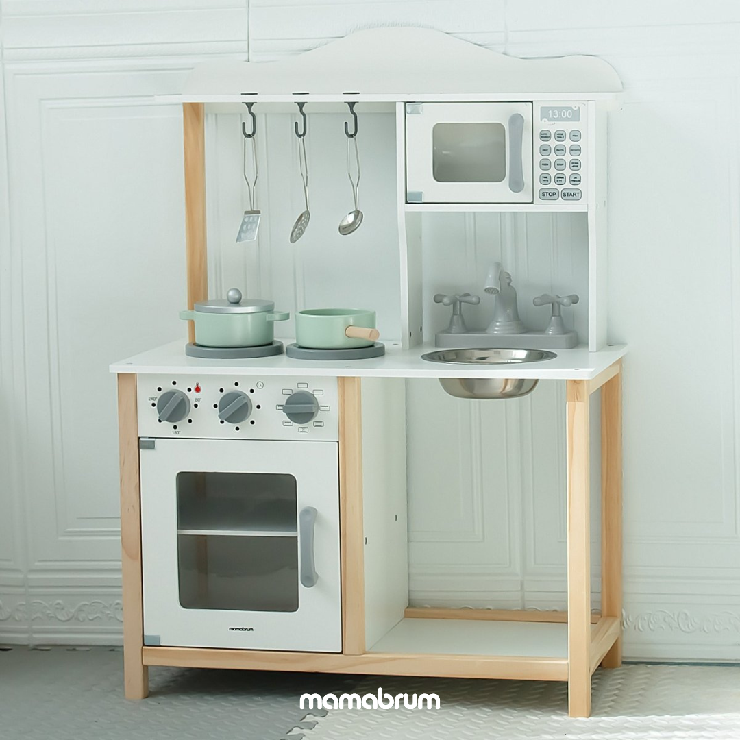 Drewniana kuchnia dla dzieci z mikrofalówką