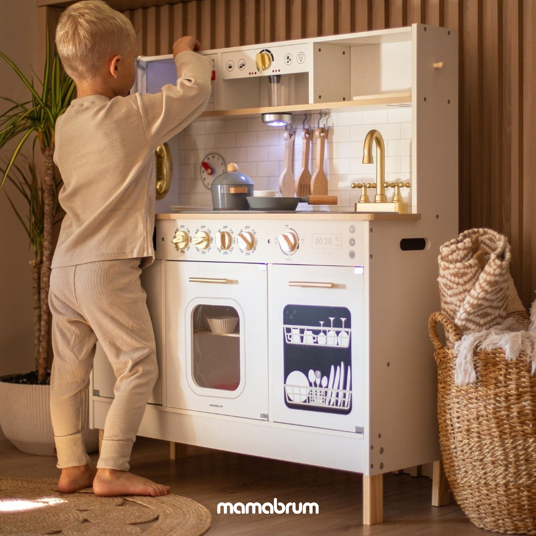 Interaktywna kuchnia z pralką, zmywarką i tablicą kredową