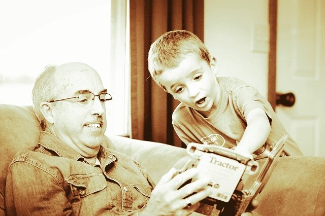Dziadek-z-wnukiem-czytaja