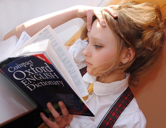 dziewczynka-czyta-slownik
