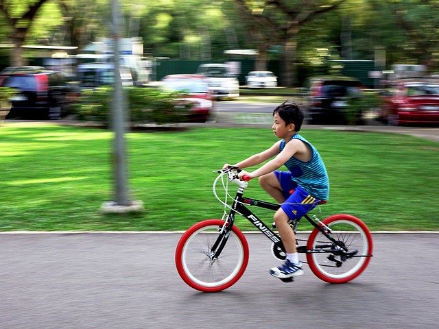 chłopiec-na-rowerze