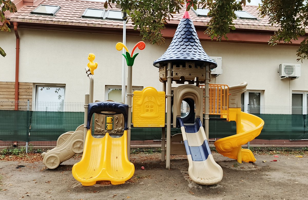 „Montaż placu zabaw Zamek 01 w Warszawie – Stylowa Szkoła”