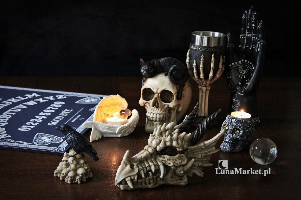 świeczniki i figurki w kształcie czaszek - magiczny sklep dla czarownicy