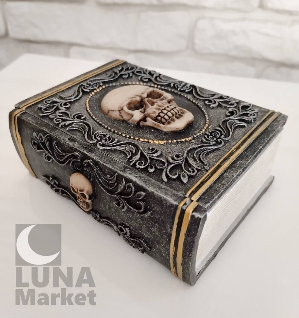 szkatułka w kształcie książki z czaszką na okładce