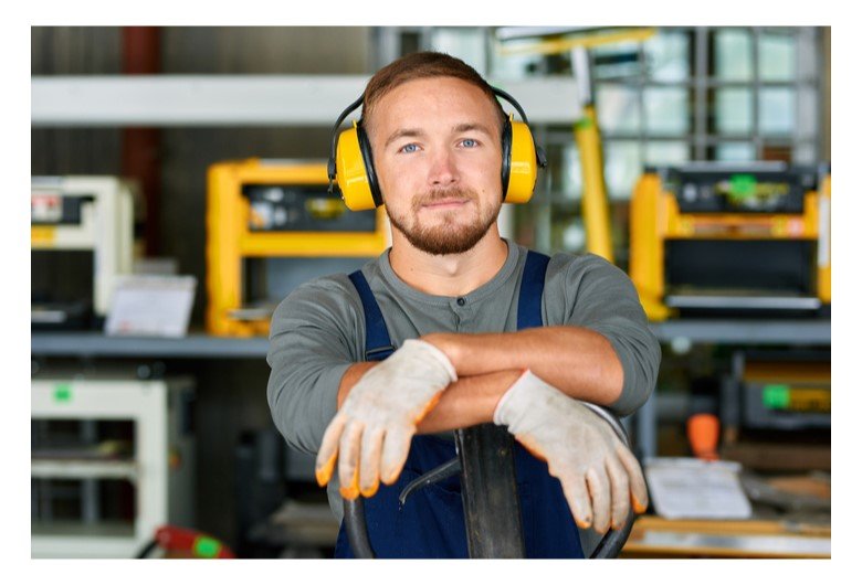 Mężczyzna pracownik budowy w ochronnikach słuchu