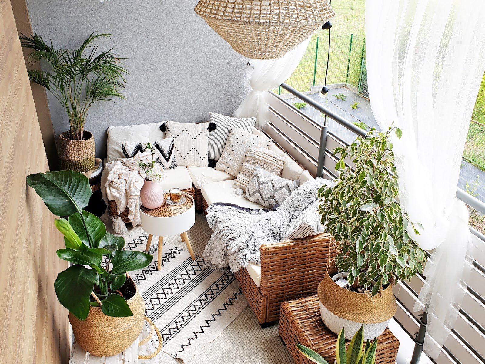 Funkcjonalny mały balkon w mieszkaniu