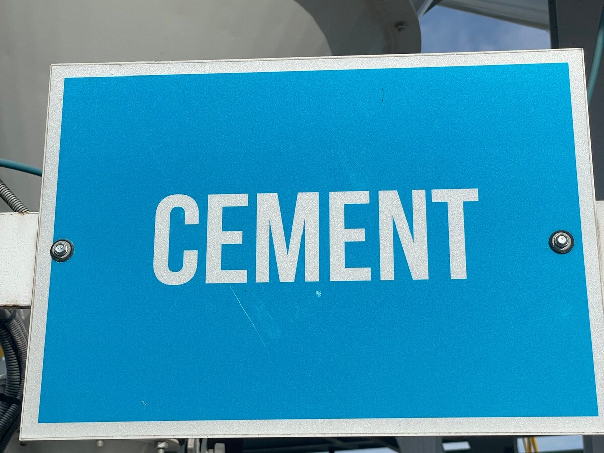 Niebieska tablica przemysłowa z własnym napisem CEMENT