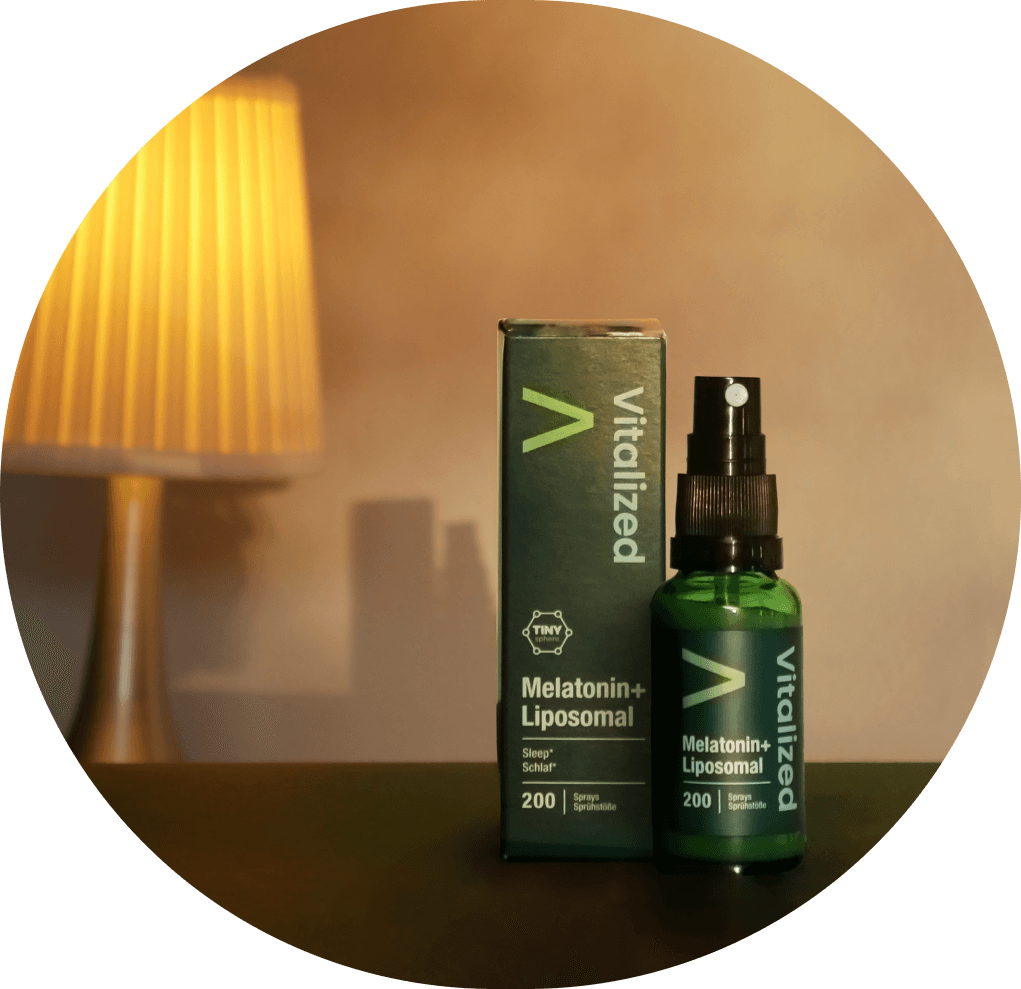 Vitalized Melatonin+ Liposomal Spray zawiera melatoninę w formie liposomów dzięki temu jeszcze lepiej pomaga w zasypianiu.