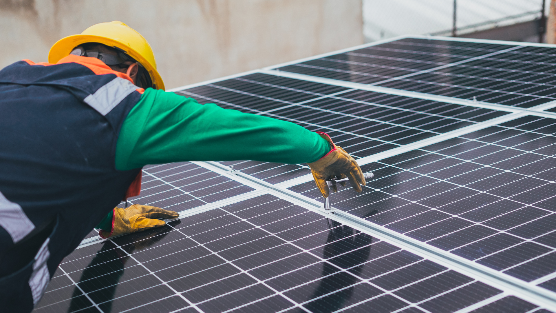 Elementy, akcesoria montażowe do montażu paneli fotowoltaicznych – na co zwrócić uwagę przy ich zakupie?