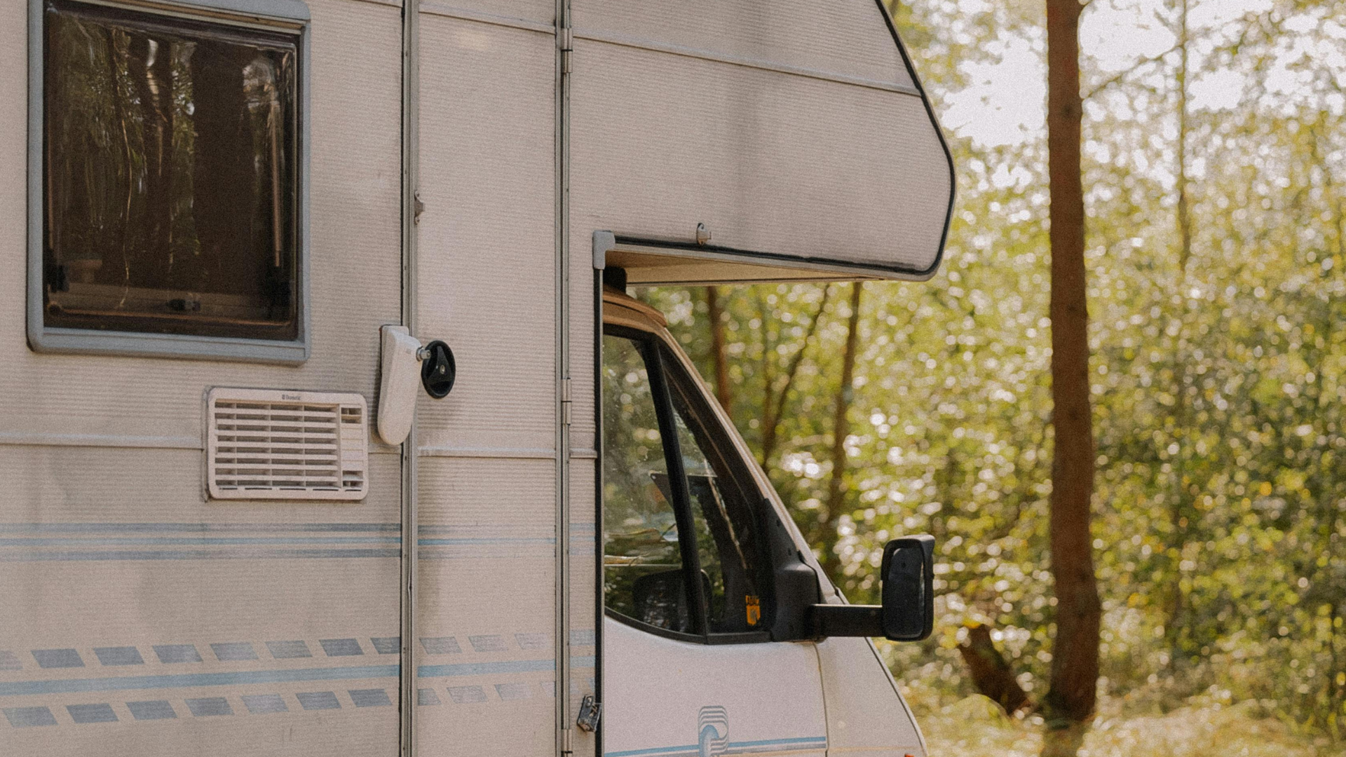 Ile kosztuje fotowoltaika do kampera w 2025? Przegląd gotowych zestawów solarnych.