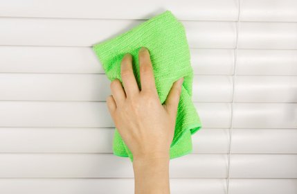Żaluzje aluminiowe łatwiej doczyścić niż tkaniny roletowe. Czyszczenie żaluzji jest prostsze niż sądzisz