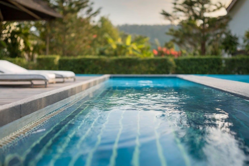 Czy można korzystać z basenu po deszczu?