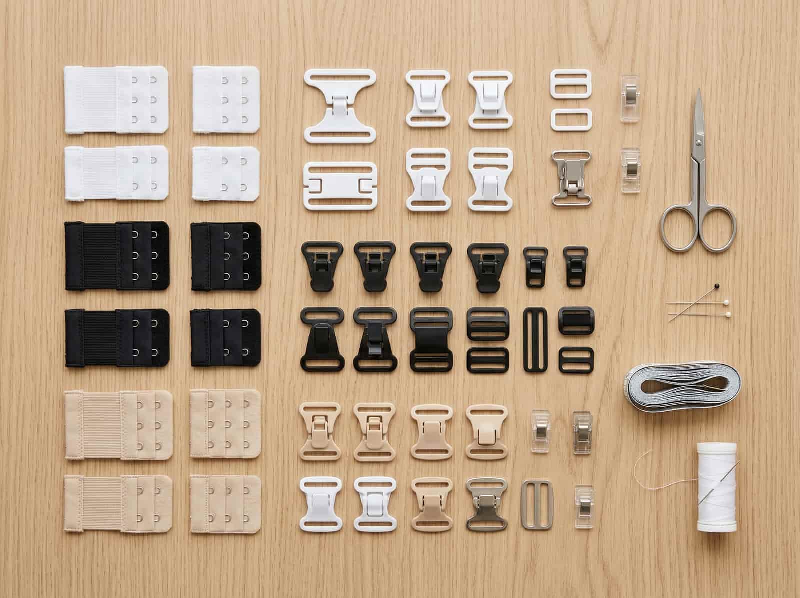 Trzy kolory materiałowych zmniejszaczy obwodu do biustonosza.