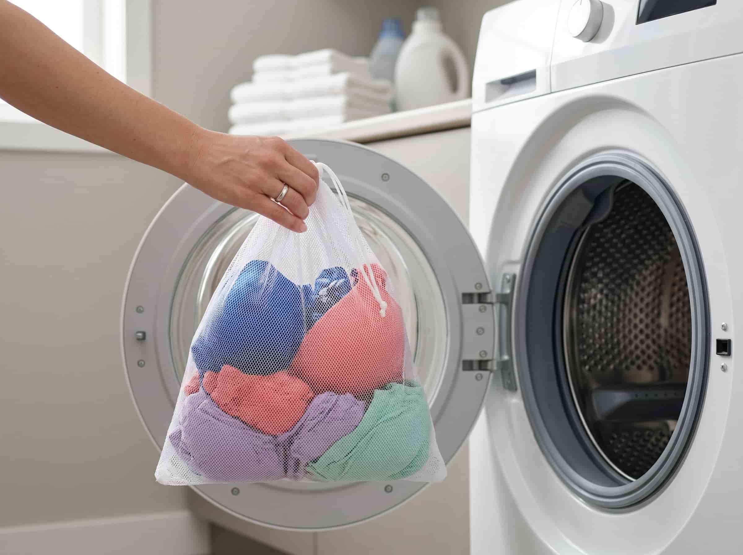 Biustonosze umieszczone w ochronnym woreczku z siatki do prania w pralce.