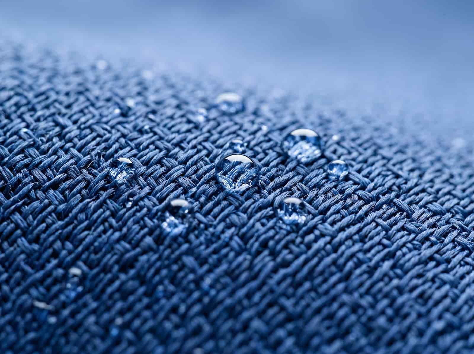 Zbliżenie na strukturę materiału poliestrowego PBT odpornego na chlor