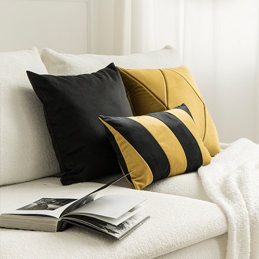 Czarno złoty zestaw poduszek dekoracyjnych Touch + Stripes