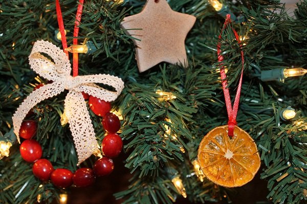 5 pomysłów na ozdobienie choinki świątecznej