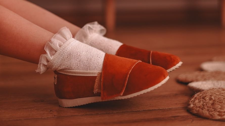 Jak zadbać o zdrowe stopy dziecka? Poradnik dla rodziców od pierwszych kroków