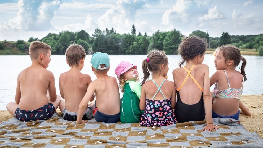 Pierwsze wakacje bez rodziców – jak przygotować dziecko (i siebie)?
