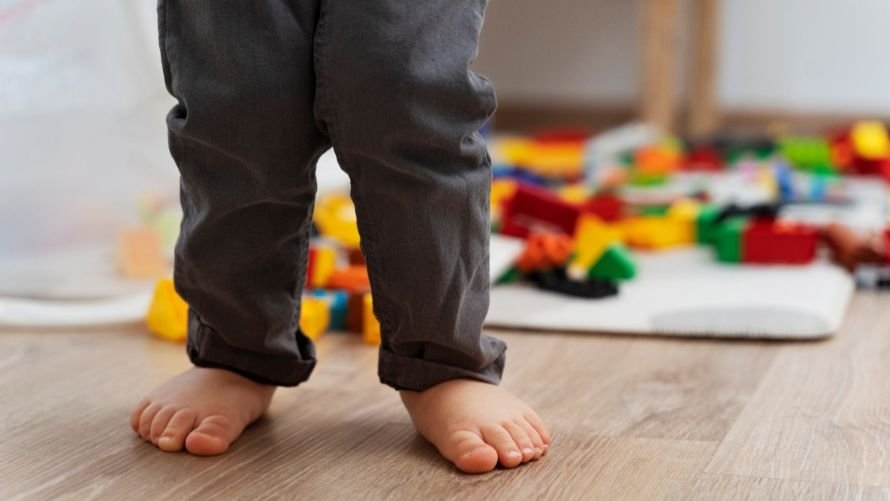 Dlaczego dzieci zdejmują buty? O potrzebie czucia świata stopami