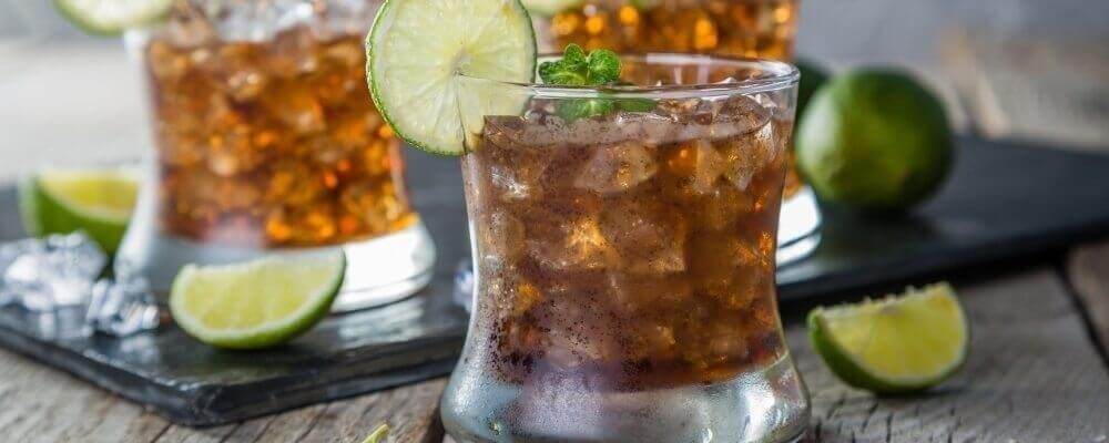 Gin z colą oraz inne proste i szybkie drinki z colą. Gin z colą oraz inne proste i szybkie drinki z colą.