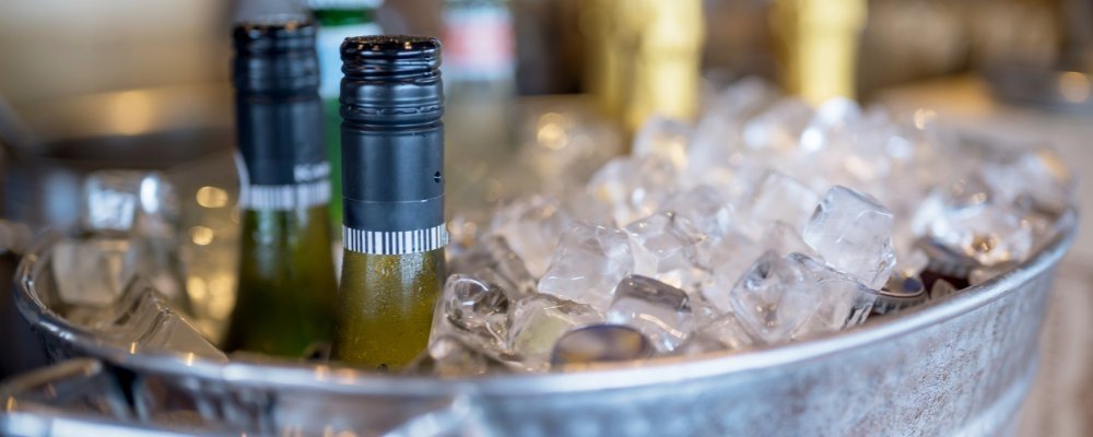 W jakiej temperaturze podawać wódkę, gin, whisky i inne alkohole? Przewodnik w degustacji alkoholi. W jakiej temperaturze podawać wódkę, gin, whisky i inne alkohole? Przewodnik w degustacji alkoholi.