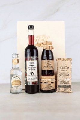 Zestaw prezentowy z nalewką ,,Skrzynka dobrego smaku&quot;